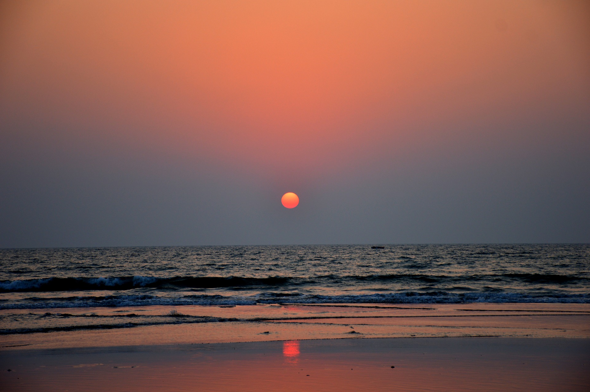 Rudra.Tours: Sunset on a beautiful beach in Goa. Goa Tour by Rudra.Tour. 