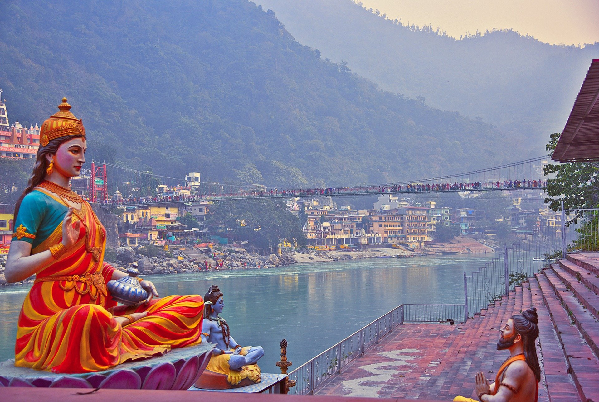 Rudra.Tours: The Hindu Holy City of Rishikesh on our Uttaranchal Tour, On the banks on the Ganga this city is also famous as the world's Yoga capital 